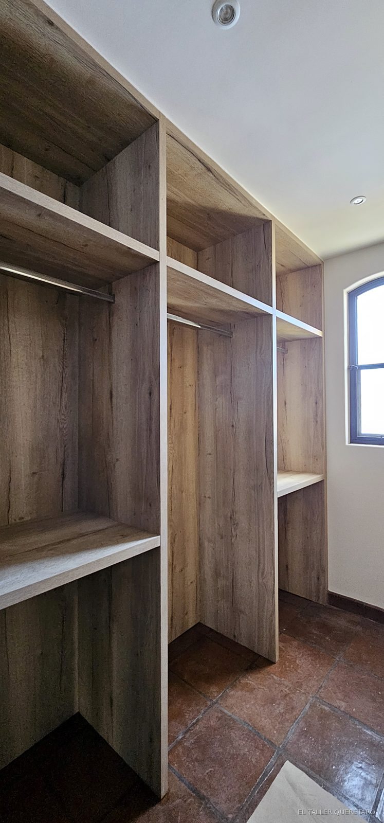 Vestidor abierto con entrepaños y barras
