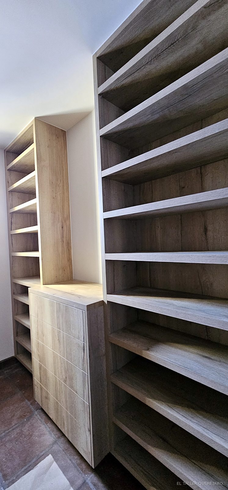 Zapatera de entrepaños inclinados y cajonera