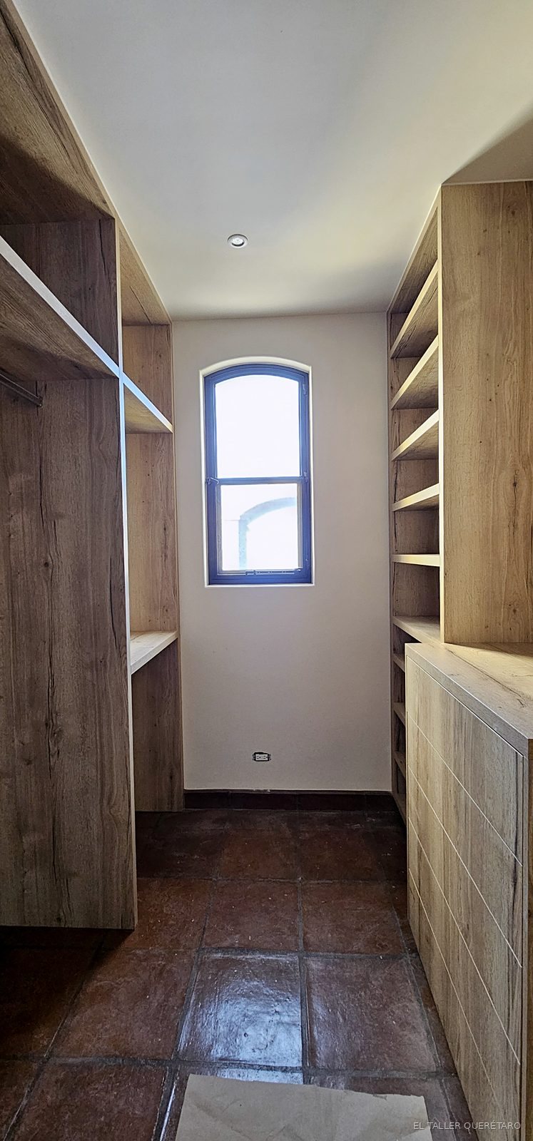 Vestidor completo con vista al ventanal de arco