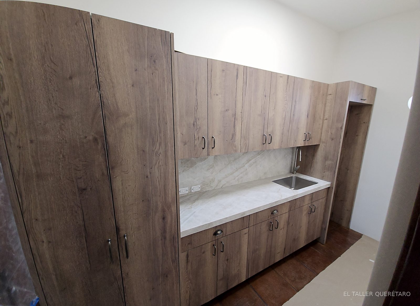Cocina con cubierta de mármol y alacena alta, proyecto Aldama