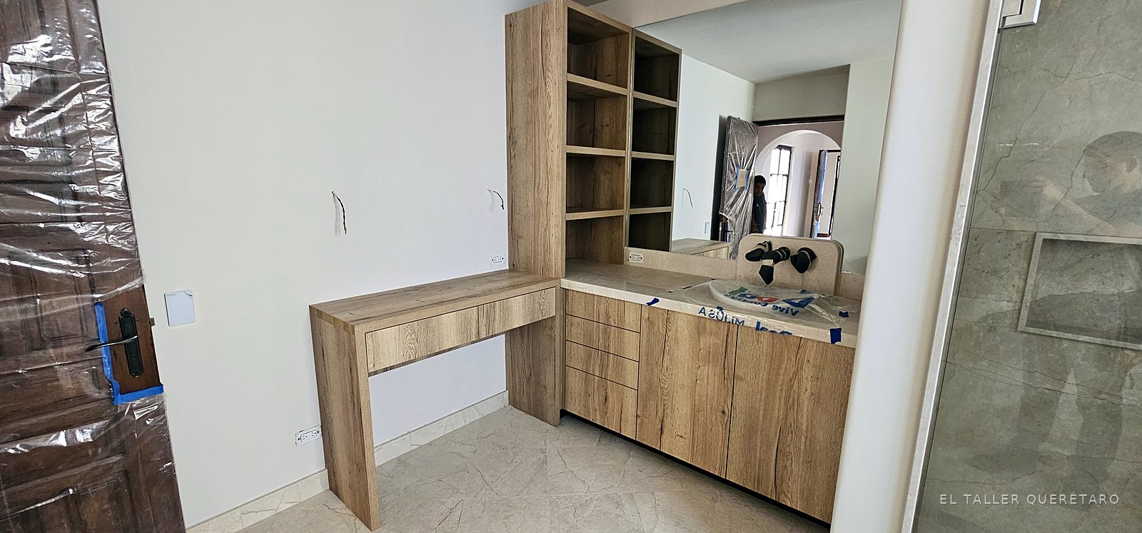 Baño principal: tocador, entrepaños y mueble de lavabo con cubierta de mármol