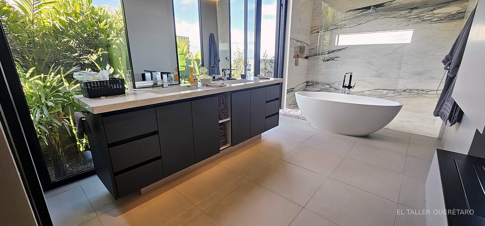 Baño principal con mueble doble, tina y ventanal