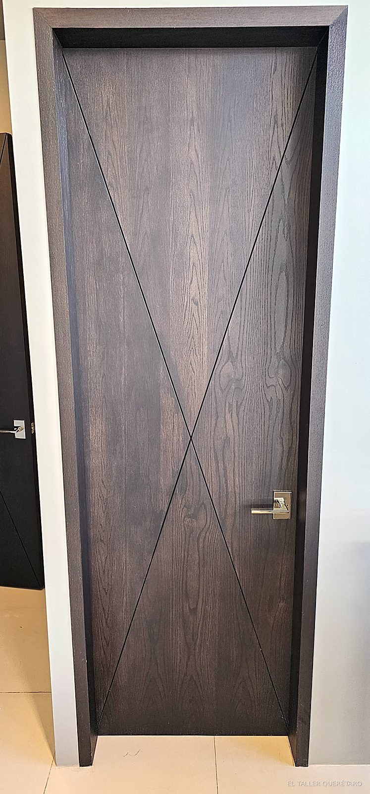 Puerta con diseño en X en madera oscura