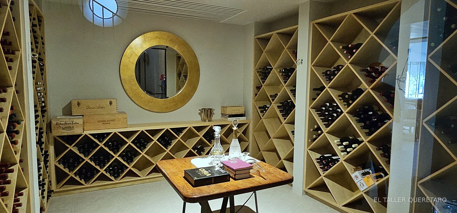 Cava con botelleros en rombo y espejo dorado