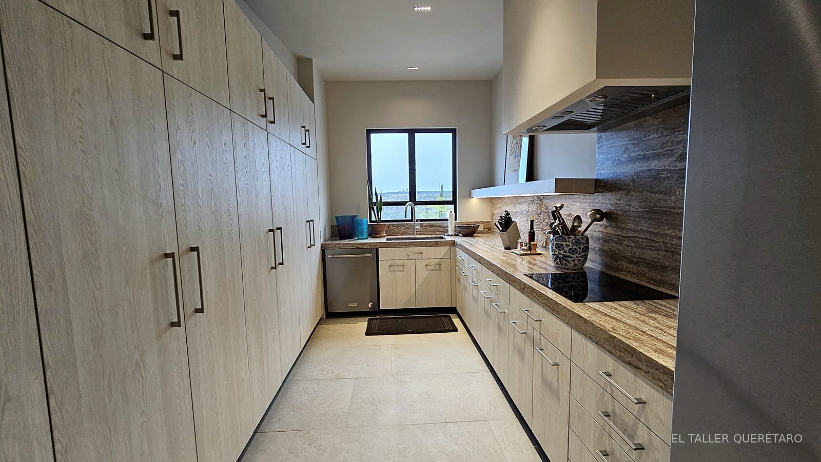 Cocina con alacena alta y campana