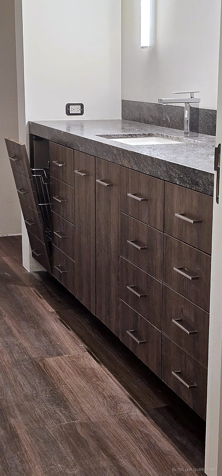 Mueble de baño con cajonera y cubierta de piedra