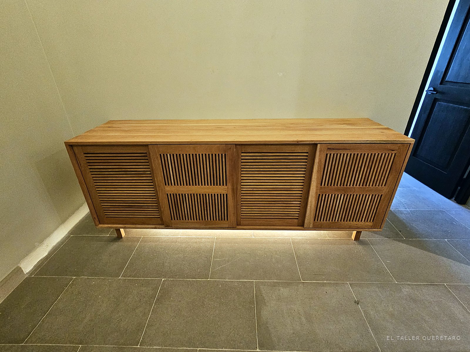 Credenza con puertas de tablilla y luz indirecta