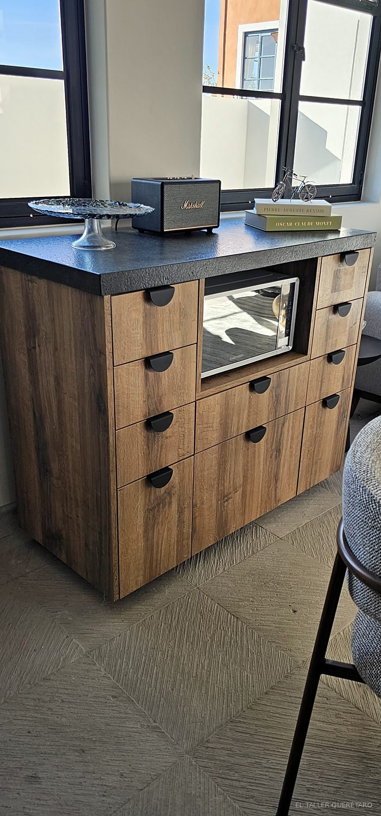 Isla de cocina con cajonera en madera oscura