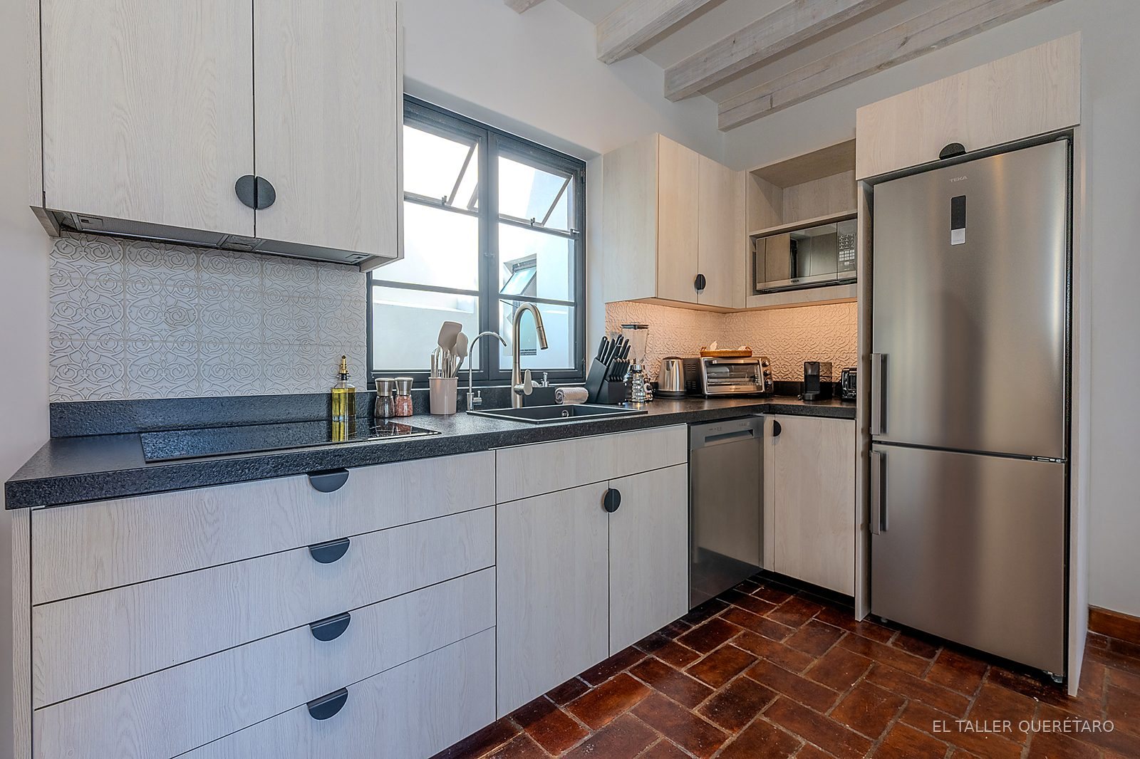 Cocina completa con ventana y vigas