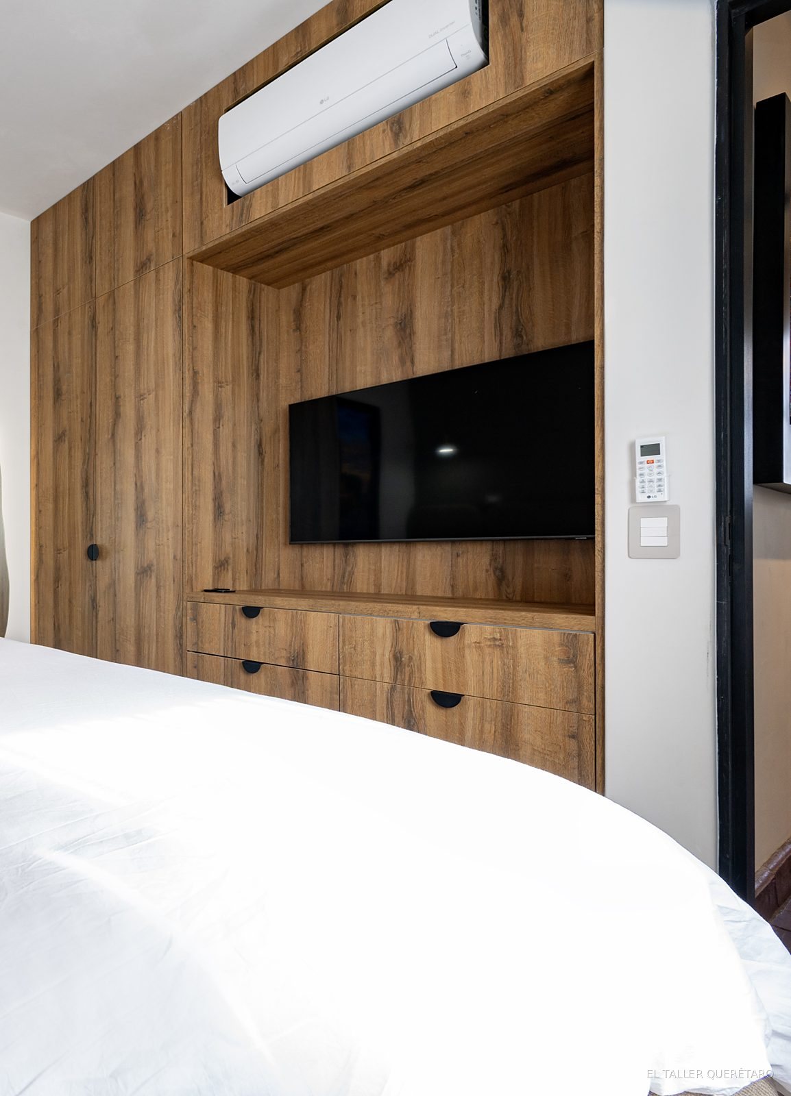 Mueble de TV empotrado en muro de madera