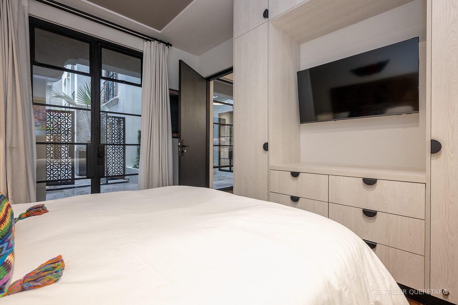 Recámara con closet y salida a terraza
