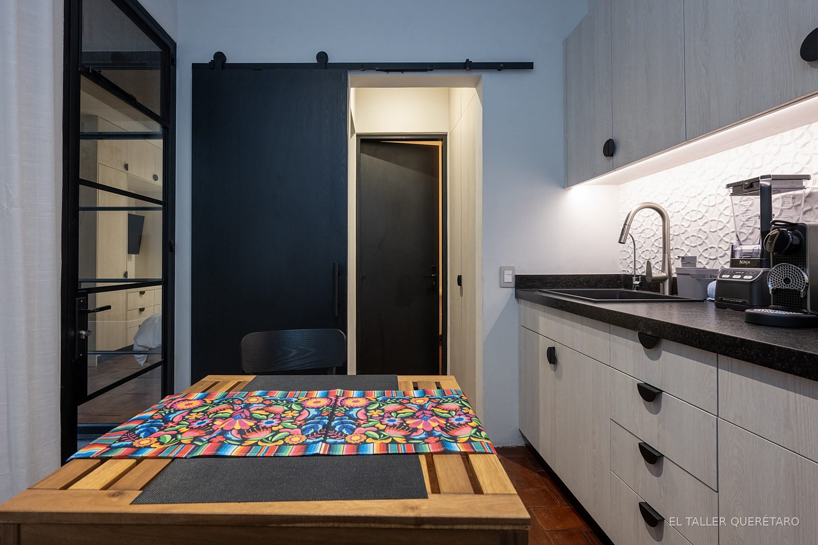 Comedor con puerta corrediza tipo granero y cocineta