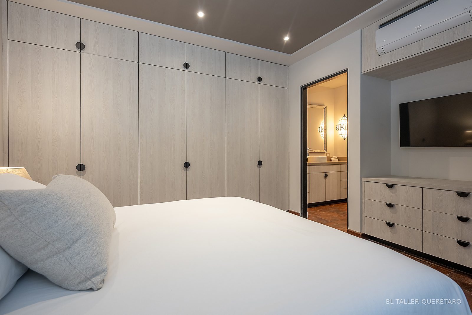 Recámara con closet y mueble de TV