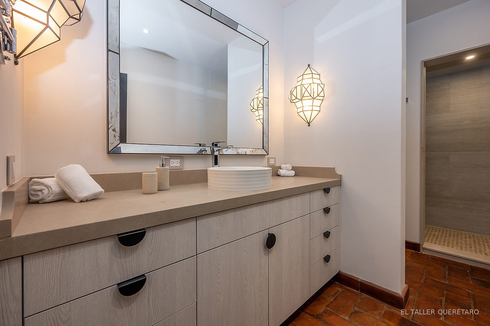 Baño con mueble flotante y espejo con luz